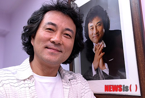 【서울=뉴시스】김인철 기자 = 새 교향악단 '심포니 송'을 창단한 지휘자 함신익이 5일 오전 서울 강남구 논현동 심포니송에서 뉴시스와 인터뷰전 포즈를 취하고 있다. 2014.08.05.&nbsp; yatoya@newsis.com