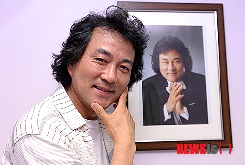 【서울=뉴시스】김인철 기자 = 새 교향악단 '심포니 송'을 창단한 지휘자 함신익이 5일 오전 서울 강남구 논현동 심포니송에서 뉴시스와 인터뷰전 포즈를 취하고 있다. 2014.08.05.&nbsp; yatoya@newsis.com