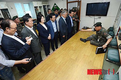 【연천=뉴시스】국회사진기자단 = 국회 국방위원회 황진하 위원장을 비롯한 여야 의원들이 윤모 일병 집단구타 사망사건 현장조사를 위해 5일 경기도 연천 28사단 977포병대대 의무 내무반을 방문, 부대 지휘관으로부터 설명을 듣고 있다. 2014.08.05.&nbsp; photo@newsis.com