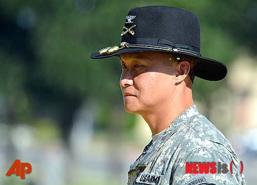 【포트 후드(미 텍사스주)=AP/뉴시스】6일 텍사스주 포트 후드에서 열린 승진 기념식에 참석한 베트 루옹 준장. 그는 일가족 9명이 함께 1975년 베트남을 탈출한 난민 출신으로 이라크와 아프가니스탄에서 장교로 복무했으며 마침내 최초의 베트남인 준장으로 승진했다. 2014.8.7
