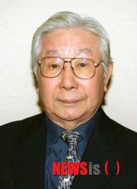 【서울=뉴시스】이재훈 기자 = 조선 출신 발레무용가로 일본무용계의 대부로 군림한 시마다 히로시(백성·1919~2013) 1주기를 기념하는 학술세미나가 열린다.&nbsp; 한국근대춤연구회(회장 성기숙 한국예술종합학교 교수)·춤자료관 연낙재가 8일 오후 4시 서울 동숭동 연낙재 세미나실에서 '식민지시대 고독한 예술가의 초상, 조선 출신 발레무용가 시마다 히로시의 삶과 예술'을 마련한다.&nbsp; 시마다는 전북 익산 태생으로 휘문보고를 졸업하고 연희전문 재학 중 도쿄로 가 러시아 황실발레단 출신 엘리아나 파블로바 문하에서 발레를 배웠다. 핫도리시마다발레단을 창단, 일본 발레의 부흥에 크게 기여했다.&nbsp; 일본 패망 이후 1946년 폐허 속에서 기획하고 출연한 '백조의 호수' 현지 최초 전막 공연은 일본 발레사에 전설로 남아있다. 광복 이후 한국 발레의 기틀을 다진 임성남 초대 국립발레단장의 스승으로도 유명하다.&nbsp; 1980년대 초반 재일동포인 최태지 국립발레단 명예 예술감독을 국내 무용계에 추천하기도 했다. 지난해 타계하기까지 한국 발레의 초석을 다지는데 기여했다. 한·일 무용교류의 가교 역도 맡았다.&nbsp; 학술세미나는 무용평론가 이종호가 사회를 본다. 제1부에서는 '경계를 넘어, 시마다 히로시의 존재론적 위상'이라는 주제로 3편의 논문이 발제된다. 최태지 국립발레단 명예 예술감독의 '일본 문화계에서 시마다 히로시의 위상', 장지영 국민일보 기자의 '조선의 발레무용가 시마다 히로시가 일본 무용계에 끼친 영향', 성기숙 한국예술종합학교 교수의 '일제강점기 동경으로 간 조선의 무용가들' 등이다.&nbsp; 제2부 '회고와 증언' 시간에는 시마다와 깊은 인연이 있는 국내 원로무용가들이 기억을 반추한다. 신무용가인 조택원의 부인으로 대한민국예술원 회원인 원로무용가 김문숙과 임성남 단장 시절 국립발레단에서 프리마돈나로 활약한 김학자가 함께한다.&nbsp; 국수호 디딤무용단 예술감독, 김긍수 중앙대 교수, 문영철 한양대 교수, 김순정 성신여대 교수, 남도현 문화칼럼리스트, 조은경 월간 '춤' 편집장 등이 토론한다.&nbsp;&nbsp; 연낙재는 "근현대 격동의 시기에 탁월한 무용수에서 안무가, 그리고 행정가로 일가를 이룬 시마다 히로시는 일본에 귀화해 현지 문화계를 위해 헌신했지만 한국 발레의 발전과 성장에도 보이지 않는 조력자 역할을 한 인물로 평가된다"면서 "식민지 시대 고독한 예술가의 초상을 담담히 그리고 객관적으로 반추하는 의미 있는 시간이 될 것"이라고 기대했다.&nbsp;&nbsp; 연낙재 '무용가를 생각하는 밤' 열 네 번째 순서다. 02-741-2808&nbsp; realpaper7@newsis.com 