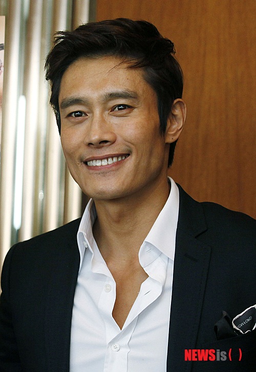 【서울=뉴시스】손정빈 기자 = 영화배우 이병헌(44)이 'T-1000'으로 출연한 '터미네이터'의 다섯 번째 시리즈 '터미네이터 제니시스'가 촬영을 마쳤다.&nbsp; 주인공 '터미네이터'를 연기한 할리우드 스타 아널드 슈워제네거(67)는 7일 자신의 SNS를 통해 크랭크업 소식과 함께 '터미네이터 제니시스'가 제목으로 확정됐다고 밝혔다.&nbsp; 슈워제네거는 가죽 재킷을 입고 'TERMIATOR GENISYS'라고 쓰여있는 의자에 앉아있는 자신의 뒷모습을 찍은 사진도 함께 올렸다.&nbsp; 그는 "왜 우리가 터미네이터와 사랑에 빠졌는지 그 이유를 떠올리게 될 것"이라며 "2015년 7월1일 돌아오겠다(I'll be back)"고 말했다.&nbsp; '터미네이터 제니시스'는 '터미네이터'의 리부트 시리즈의 첫 번째 편으로 기존 '터미네이터' 시리즈의 이야기와는 별개다. 총 3부작으로 예정돼 있다.&nbsp; '터미네이터 제니시스'는 '세라 코너'(에밀리아 클라크)와 '존 코너'(제이슨 클락)의 아버지 '카일 리스'(제이 코트니)의 젊은 시절을 그린다. 슈워제네거, 에밀리아 클라크, 제이 코트니, 제이슨 클락, J K 시먼스 등 할리우드 톱스타가 총출동한다.&nbsp; 'T-1000' 이병헌은 '터미네이터' 시리즈 중 최고작으로 손꼽히는 1991년 '터미네이터2'(감독 제임스 캐머런)의 악역이다. 인류 저항군 사령관 '존 코너'(에드워드 펄롱)를 제거하기 위해 기계 군단 '스카이넷'이 미래에서 보낸 액체금속형 로봇이다. '터미네이터' 시리즈 사상 최고의 악역으로 평가받는다.&nbsp; 영화 '토르: 다크 월드', 드라마 '보드워크 엠파이어2' '왕좌의 게임'을 연출한 앨런 테일러가 감독한다. 내년 7월 북미 개봉 예정이다.&nbsp; jb@newsis.com