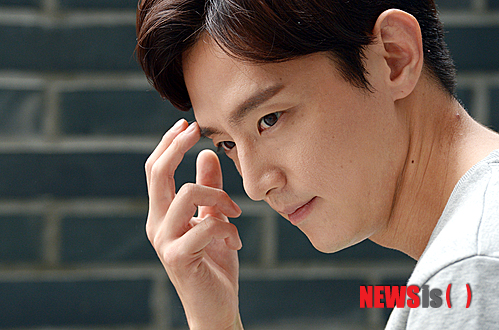 【서울=뉴시스】 박영태 기자 = 한국영화 최고의 흥행신화를 쓰고 있는 영화 ‘명량’에서 이순신 장군의 아들 이회 역으로 열연을 펼친 배우 권율이 7일 오후 서울 중구 충무로 뉴시스에서 인터뷰를 하기 전 포즈를 취하고 있다. 2014.08.07. since1999@newsis.com