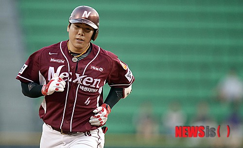 【서울=뉴시스】김인철 기자 = 7일 오후 서울 잠실야구장에서 열린 2014 한국야쿠르트 세븐 프로야구 두산 베어스와 넥센 히어로즈의 경기에서 2회초 선두타자로 나선 넥센 강정호가 좌월 솔로 홈런을 날리고 그라운드를 돌고 있다. 2014.08.07.&nbsp; yatoya@newsis.com