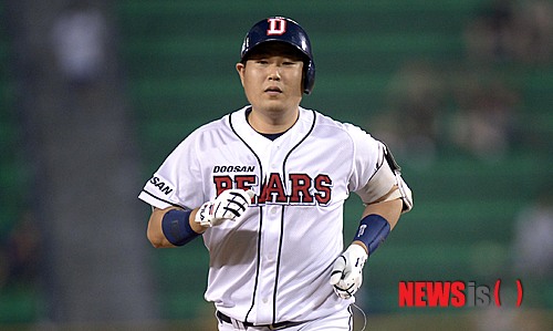 【서울=뉴시스】김인철 기자 = 7일 오후 서울 잠실야구장에서 열린 2014 한국야쿠르트 세븐 프로야구 두산 베어스와 넥센 히어로즈의 경기에서 4회말 선두타자로 나선 두산 양의지가 좌월 솔로 홈런을 날리고 그라운드를 돌고 있다. 2014.08.07.&nbsp; yatoya@newsis.com