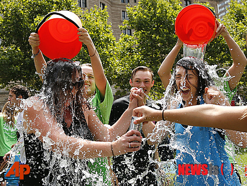 【보스턴=AP/뉴시스】지난 7일(현지시간) 미국 매사추세츠주 보스턴의 코플리 광장에서 현지 청년들이 얼음물 뒤집어쓰기 이른바 '아이스 버킷 챌린지'를 벌이고 있다. 루게릭병 환자를 돕기 위한 아이디어에서 출발한 이 기부 운동은 단순한 퍼포먼스가 아닌 트렌드가 됐고, 소셜네트워크서비스(SNS)에 힘입어 열풍이 확산되고 있다. 2014.08.20 
