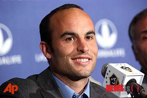 【로스앤젤레스(미 캘리포니아주)=AP/뉴시스】미국 축구 간판 스타 랜던 도노번(32·LA갤럭시)이 15년 간의 프로생활을 청산한다. AP통신은 "미국 유명 축구 선수인 도노번이 이번 시즌을 끝으로 은퇴하기로 했다"고 8일(한국시간) 보도했다. 사진은 7일 LA갤럭시 홈구장인 스텁헙센터에서 기자회견에 참석한 도노번의 모습.