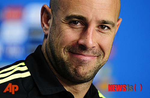 【쿠리치바(브라질)=AP/뉴시스】스페인 국가대표 출신의 골키퍼 페페 레이나(32)가 독일 분데스리가 바이에른 뮌헨으로 이적했다. 사진은 2014브라질월드컵 호주와의 조별리그를 앞두고 기자회견에 참석한 레이나의 모습. (사진=뉴시스DB) 2014.6.23.