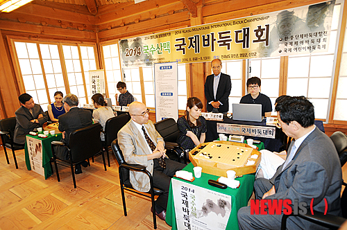 【영암=뉴시스】타이완의 린하이펑 9단-헤이자자(黑嘉嘉·20) 6단 조가 9일 전남 영암 영산재에서 열린 '2014 국수산맥 국제바둑대회'의 부속행사 '국제 페어바둑대회'의 제1라운드에서 일본의 다케미야 마사키 9단-만나미 나오(萬波奈穗·29) 3단 조와의 맞대결에서 반집승을 거뒀다. 사진은 제1라운드가 열리고 있는 대국장 전경.(사진제공=한국기원)
