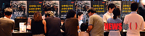 【서울=뉴시스】조종원 기자 = 영화 '명량'이 개봉 열이틀 만에 관객 1000만명을 쌓았다. 올해 개봉한 한국영화 중 최초로 1000만 고지를 점령했다.&nbsp; choswat@newsis.com