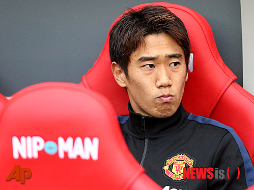 【선더랜드(잉글랜드)=AP/뉴시스】잉글랜드 맨체스터 유나이티드(이하 맨유) 미드필더 가가와 신지(25)가 영국 언론이 꼽은 맨유 방출자 명단에 포함됐다. 사진은 지난해 10월5일(한국시간) 열린 맨유와 선더랜드의 2013~2014시즌 잉글랜드 프리미어리그 7라운드 경기를 벤치에서 지켜보는 가가와. (사진=뉴시스DB) 