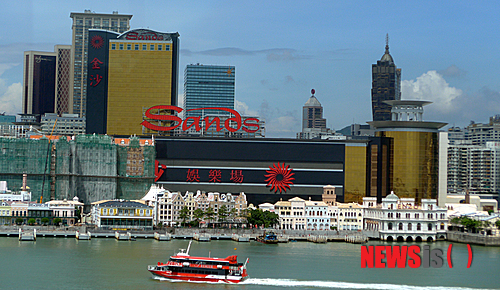 【마카오=뉴시스】홍춘봉 기자 = 마카오가 세계 최고 카지노 도시로 성장한 비결은 미국 라스베이거스 자본을 유치한 덕분이다. 사진은 지난 2004년 5월 마카오 최초로 미국 샌즈그룹이 100% 투자해 설립한 초대형 카지노와 공연이 가능한 마카오 최초의 '라스베이거스식' 샌즈카지노의 지난 8일 모습. 2014.08.10.&nbsp;&nbsp; casinohong@newsis.com 