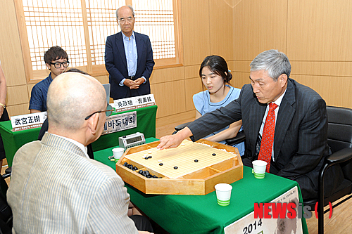 【강진=뉴시스】한국의 '바둑황제' 조훈현(61) 9단과 오정아(21) 2단 조가 10일 전남 강진군청 대회의실에 열린 '2014 국수산맥 국제바둑대회'의 부속행사인 '국제 페어바둑대회'의 제2라운드에서 일본의 다케미야 마사키(武宮正樹·63) 9단-만나미 나오(萬波奈穗·29) 3단 조에 130수 만에 백불계승을 거뒀다. 이로써 조훈현-오정아 조는 1승1패로 10일 전남 신안군청에서 열리는 타이완의 린하이펑(林海峰·72) 9단-헤이자자(黑嘉嘉·20) 6단 조와의 제3라운드에서 '공동우승'에 도전할 수 있게 됐다. (사진제공=한국기원)