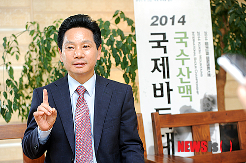 【영암=뉴시스】김정환 기자 = 전동평 전남 영암군수가 8~11일 영암군 등 전남 3개군에서 열린 '2014 국수산맥 국제바둑대회'를 더욱 발전시켜 바둑을 영암군과 중국과의 관계 증진의 '촉매제'로 활용하겠다는 뜻을 밝혔다.(사진제공=월간바둑)