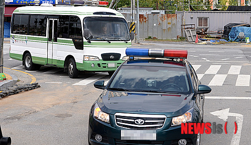 【용인=뉴시스】서재훈 기자 = 28사단 윤 일병 폭행사망 사건의 가해자 이 모 병장 등 피고인 5명중 3명이 탄 차량이 11일 오전 경기도 용인 모 부대로 들어서고 있다. 가해자 5명은 원래 3군사령부로 입창될 예정이었으나, 내부 사정으로 인해 3명, 2명으로 나뉘어 인근 부대 영창으로 각각 입창됐다. 2014.08.11. jhseo@newsis.com