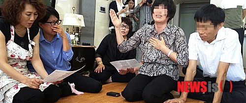 【대구=뉴시스】김태원 기자 = 11일 오전 대구시 수성구의 한 아파트에서 아동학대 피해 아동 및 유가족을 위한 모임 '천사들의 둥지' 회원이 주도한 고 이건희(당시 8세)군과 김소원(당시 8세·여)양의 사망 1주기 추도식에 참석한 회원들과 소원 양의 고모가 오열하고 있다. 2014.08.11&nbsp; bplace27@newsis.com