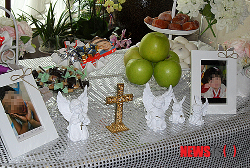 【대구=뉴시스】김태원 기자 = 11일 오전 대구시 수성구의 한 아파트에서 아동학대 피해 아동 및 유가족을 위한 모임 '천사들의 둥지' 회원이 주도한 고 이건희(당시 8세)군과 김소원(당시 8세·여)양의 사망 1주기 추도식을 위해 마련된 상 위에 건희군과 소원양이 밝게 웃고 있는 사진이 놓여 있다.&nbsp; bplace27@newsis.com