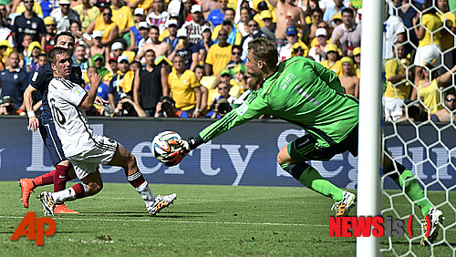 【리우데자네이루(브라질)=AP/뉴시스】독일의 2014브라질월드컵 우승을 이끈 마누엘 노이어(28·바이에른 뮌헨) 골키퍼가 2014년 '독일 올해의 축구 선수'로 선정됐다고 11일(한국시간) 키커가 밝혔다. 사진은 지난달 8일 리우데자네이루의 이스타지우 마라카낭에서 열린 2014브라질월드컵 프랑스와의 8강전에서 슛을 막고 있는 노이어 골키퍼의 모습.2014.8.11.