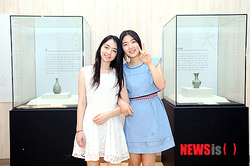 【신안(전남)=뉴시스】한국의 '바둑황제' 조훈현(61) 9단과 짝을 이룬 오정아(21) 2단이 11일 전남 신안군청 대회의실에 치러지는 '2014 국수산맥 국제바둑대회'의 부속행사인 '국제 페어바둑대회'의 제3라운드에서 타이완의 린하이펑(林海峰72) 9단-헤이자자(黑嘉嘉·20) 6단 조를 상대로 공동 우승에 도전한다. 사진은 10일 전남 강진청자박물관 투어 중 포즈를 취한 오정아(오른쪽) 2단과 헤이자자 6단.(사진제공=한국기원)