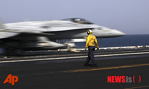 [걸프만=AP/뉴시스]이라크 북부의 수니파 이슬람 무장단체 '이슬람국가'(IS)에 대한 공습을 마친 미군 F/A-18C 호넷 전투기가 2014년 8월 11일(현지시간) 걸프 해역에 머물고 있는 니미츠급 항공모함 조지 H.W. 부시함으로 돌아오고 있다. 2026.04.01.