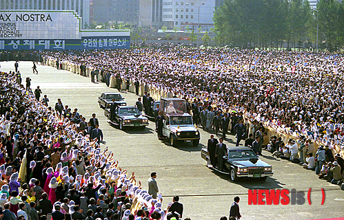 【서울=뉴시스】안전행정부 국가기록원은 프란치스코 교황(Pope Francis)의 방한(‘14.8.14~18)을 맞아 8월 이달의 기록 주제를 '교황, 화해와 평화의 메시지를 전하다'로 정하고 관련 기록물을 홈페이지(www.archives.go.kr)를 통해 제공한다고 12일 밝혔다.&nbsp;&nbsp; 이번에 소개하는 기록물은 사진 17건, 동영상 12건, 문서 3건 등 총 32건으로, 1950~2000년대 한국과 교황청의 외교관계, 첫 한국인 추기경 탄생 및 역대 교황의 방한(訪韓) 모습을 담고 있다. 사진은 1989년 서울 여의도광장에서 열린 제44차 세계성체대회 교황 요한 바오로 2세 미사 주도 모습. 2014.08.12. (사진=국가기록원 제공)&nbsp;&nbsp; photo@newsis.com