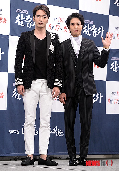 【서울=뉴시스】김인철 기자 = 배우 이진욱(왼쪽)과 정용화가 12일 오후 서울 강남구 임피리얼 팰리스 호텔에서 열린 tvN 일요드라마 '삼총사' 제작발표회에서 포즈를 취하고 있다. 2014.08.12. yatoya@newsis.com