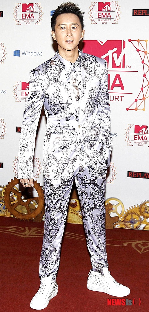 【서울=뉴시스】이재훈 기자 = SM엔터테인먼트를 상대로 전속계약 무효 소송을 제기한 뒤 그룹 '엑소'를 떠난 중국인 멤버 크리스(24·우이판)가 한·중 합작영화에 캐스팅됐다.&nbsp; 역시 SM과 소송을 벌인 뒤 그룹 '슈퍼주니어'를 떠난 중국인 멤버 한경(30)이 발탁된 영화다.&nbsp;&nbsp; 12일 연예계에 따르면, 크리스는 최근 '하유교목 아망천당'(감독 조진규) 출연을 결정했다.&nbsp; 중국에서 인기를 끈 인터넷 소설이 원작으로 세 남자와 한 여자의 사랑을 그린다. 한경은 지난 5월부터 촬영중이다.&nbsp; 우이판과 한경은 세 남자 중 두 남자를 연기한다. 나머지 한명은 한국배우 주원(27)이다.&nbsp;&nbsp; 앞서 한경은 빡빡한 스케줄과 공정하지 못한 수익 배분 등을 문제 삼으며 SM과 법정 다툼 끝에 승소했다. 크리스도 같은 이유로 SM에게 소송을 제기했고, 재판이 진행 중이다.&nbsp; realpaper7@newsis.com 