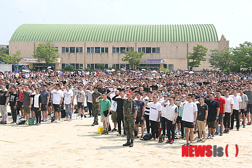 【춘천=뉴시스】박혜미 기자 = 12일 오후 강원 춘천시 신북읍 102보충대에서 이날 입대하는 장병 1300여명이 모여 입영행사를 갖고 있다. 2014.08.12.&nbsp;&nbsp; fly1225@newsis.com