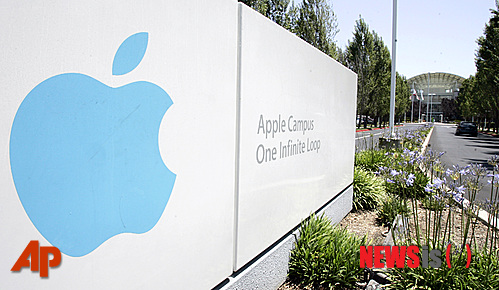 【쿠퍼티노=AP/뉴시스】지난 2009년 6월24일 자료사진으로 미국 캘리포니아주(州) 쿠퍼티노에 있는 애플 본사 전경. 미 연방법원이 27일(현지시간) 애플 아이폰을 모방해 자사의 특허를 침해한 삼성전자의 일부 구형 스마트폰 모델들의 미국 내 판매를 금지해달라는 애플의 요구를 기각했다. 2014.08.28