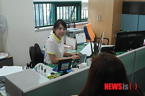 【통영=뉴시스】신정철 기자 = 경남 통영경찰서는 13일 민원부서에 친절·소통 스마일 거울인 '통경이'를 비치하고 민원인 응대시 향상 거울을 보고 밝고 친절한 모습으로 업무를 처리토록 했다. 이날 수사과 소속 여경이 통경이을 보면서 민원업무를 처리하고 있다.2014.08.13.(사진=통영경찰서 제공) photo@newsis.com