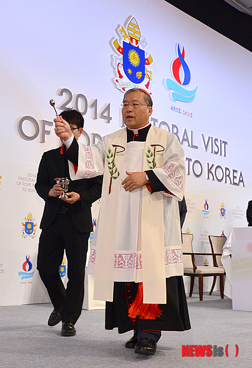 【서울=뉴시스】조종원 기자 = 염수정 추기경이 13일 오전 서울 중구 롯데호텔 서울점 크리스탈볼룸 메인프레스센터에서 열린 축복식에 참석해 센터에 성수를 뿌리고 있다. 2014.08.13.&nbsp;&nbsp; choswat@newsis.com