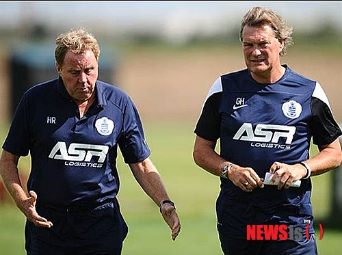 【서울=뉴시스】잉글랜드 프리미어리그의 퀸즈 파크 레인저스(QPR)가 글렌 호들(57) 잉글랜드 대표팀 감독를 코치로 영입했다고 12일(한국시간) 발표했다. 사진은 해리 레드 냅(66· 왼쪽) QPR 감독과 대화 중인 호들 코치.(사진출처=QPR홈페이지)