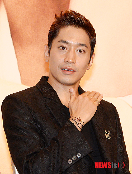 【서울=뉴시스】조수정 기자 = 14일 오후 서울 영등포 타임스퀘어에서 열린 KBS 월화드라마 '연애의 발견' 제작발표회에서 배우 문정혁이 손으로 부채질을 하고 있다.&nbsp; 연애의 발견은 오는 18일 첫 방송된다. 2014.08.14.&nbsp; chocrystal@newsis.com 