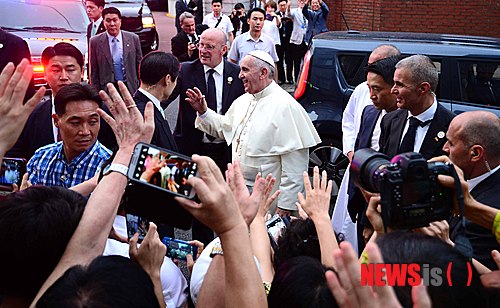 【서울=뉴시스】전신 기자 = 한국을 방문한 프란치스코 교황이 14일 오후 서울 중곡동 한국천주교중앙협의회에서 한국 주교단과 만남을 가진 후 차량에서 내려 환영 인파를 향해 인사하고 있다. 2014.08.14.&nbsp;&nbsp; photo1006@newsis.com 