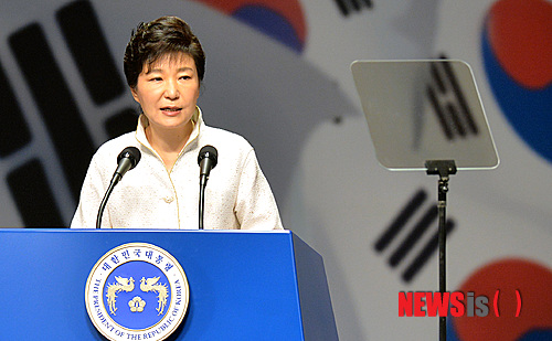 【서울=뉴시스】강진형 기자 = 박근혜 대통령이 15일 오전 서울 종로구 세종로 세종문화회관에서 열린 ‘제69주년 광복절 경축식’에 참석해 경축사를 하고 있다. 2014.08.15.&nbsp;&nbsp; marrymero@newsis.com