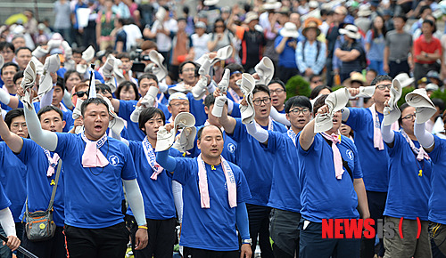 【서울=뉴시스】조수정 기자 = 광복 69주년 8.15전국 노동자대회가 열린 서울역 광장에서 민주노총 조합원들이 모자를 흔들고 있다.&nbsp; 2014.08.15.&nbsp; chocrystal@newsis.com
