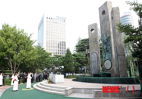 【서울=뉴시스】사진공동취재단 = 프란치스코 교황이 16일 오전 서울 서소문순교성지를 방문, 순교자들을 위해 기도하고 있다. 2014.08.16.&nbsp; photo@newsis.com 