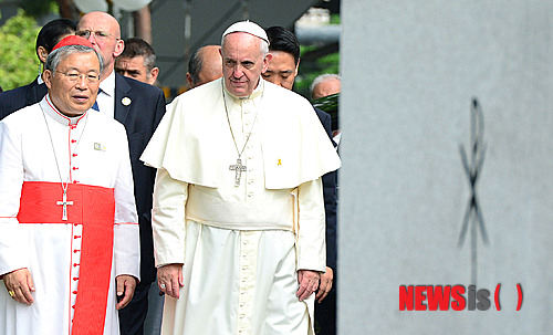 【서울=뉴시스】사진공동취재단 = 16일 오전 서울 서소문 순교성지를 방문한 프란치스코 교황이 헌화와 기도를 위해 입장하고 있다. 2014.08.16.&nbsp; photo@newsis.com