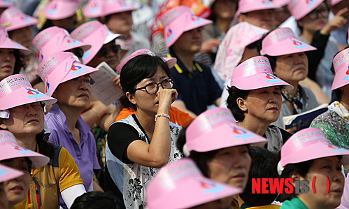 【서울=뉴시스】사진공동취재단 = 16일 오전 서울 중구 태평로를 따라 시복식이 열리는 광화문광장으로 향하던 프란치스코 교황이 차에서 내려 세월호 유가족의 손을 잡자 서울광장에서 대형 모니터를 통해 지켜보던 신자들이 눈물 흘리고 있다. 2014.08.16. photo@newsis.com