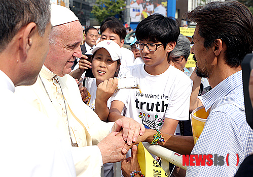 【서울=뉴시스】서재훈 기자 = 프란치스코 교황이 16일 서울 광화문광장에서 열린 '윤지충 바오로와 동료 순교자 123위 시복미사'에 앞서 카 퍼레이드 도중 세월호 희생자 유가족 김영오 씨를 만나 위로하고 있다. 2014.08.16. (사진=교황 방한 위원회 제공) photo@newsis.com