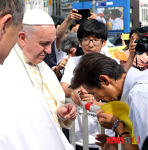 【서울=뉴시스】서재훈 기자 = 프란치스코 교황이 16일 서울 광화문광장에서 열린 '윤지충 바오로와 동료 순교자 123위 시복미사'에 앞서 카 퍼레이드 도중 세월호 희생자 유가족 김영오 씨를 만나 위로하고 있다. 2014.08.16. (사진=교황 방한 위원회 제공) photo@newsis.com