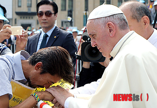 【서울=뉴시스】서재훈 기자 = 프란치스코 교황이 16일 서울 광화문광장에서 열린 '윤지충 바오로와 동료 순교자 123위 시복미사'에 앞서 카 퍼레이드 도중 세월호 희생자 유가족 김영오 씨를 만나 위로하고 있다. 2014.08.16. (사진=교황 방한 위원회 제공) photo@newsis.com