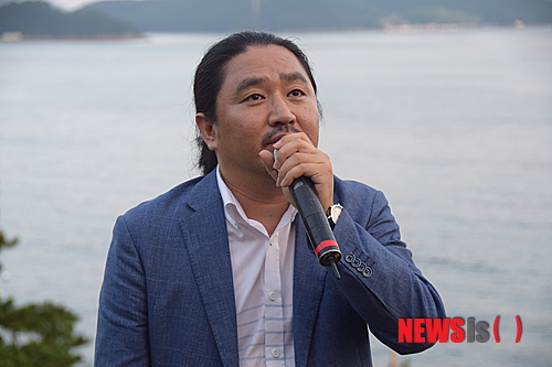 【통영=뉴시스】신정철 기자 = 영화 '명량'의 김한민 감독은 16일 오후 경남 통영시에서 개최된 이순신 장군의 한산대첩 제422주년을 기념하는 한산해전 재현 행사장을 찾아 2시간동안 관람했다. 이날 김 감독은 구경나온 1만여 명의 통영시민과 관광객들에게 “언제가는 한산해전을 영화로 보여주겠다”고 밝혔다.2014.08.16.&nbsp; sin@newsis.com 