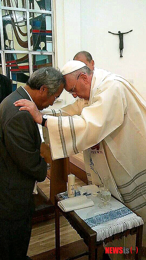 【서울=뉴시스】세월호 유가족 이호진씨. 프란치스코 교황에게 세례를 받았다.