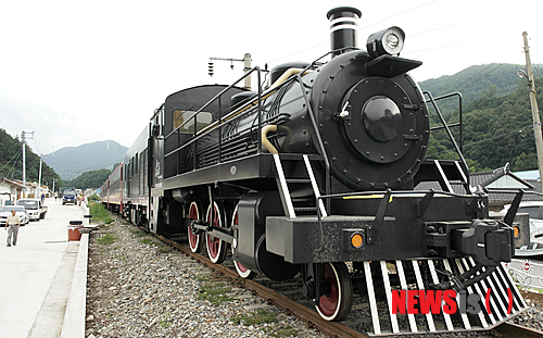 【삼척=뉴시스】홍춘봉 기자 = 강원 삼척시 하이원추추파크의 도계역을 왕복 운행하게 될 증기기관차(스위치백트레인)가 지난 16일 삼척시 도계 운행예정 구간에 도착해 조립을 마친 뒤 위용을 드러내고 있다. 2014.08.17. (사진=하이원추추파크 제공)&nbsp; photo@newsis.com