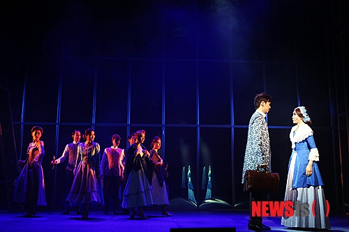 【서울=뉴시스】이재훈 기자 = 화려한 것만이 능사는 아니다. 창작뮤지컬 '살리에르'의 미덕이다. 대형 블록버스터 라이선스 뮤지컬의 화려함을 흉내내지 않는다. 이야기와 등장인물의 내면에 주력하며 작품 구조 자체에 초점을 맞춘다. realpaper7@newsis.com