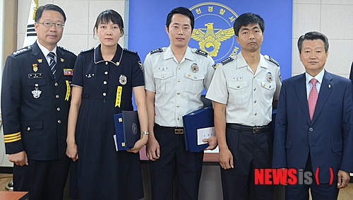 【제천=뉴시스】이성기 기자 = 18일 오전 충북 제천경찰서 심헌규 서장(왼쪽)이 베스트경찰관 일 잘하는 경찰에 선발된 이인범 경사, 따뜻한 경찰에 뽑힌 박영수 경사, 신바람 나는 경찰에 선발된 장경연 경장(왼쪽 두번째부터) 등 3개 부문 수상자를 시상한 뒤 기념촬영을 하고 있다.2014.08.18(사진=제천경찰서 제공) sklee@newsis.com