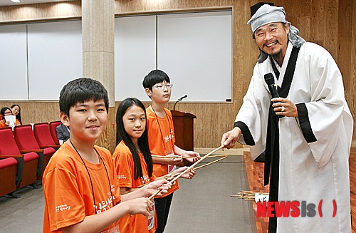 【증평=뉴시스】강신욱 기자 = 18일 충북 증평군립도서관 다목적실에서 증평문화원 주관으로 열린 김득신 독서서당에서 김봉곤 청학동 훈장이 문제를 맞힌 초등학생들에게 회초리를 선물하고 있다. 2014.08.18. ksw64@newsis.com