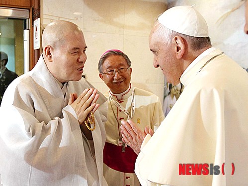 【서울=뉴시스】사진공동취재단 = 프란치스코 교황이 18일 오전 서울 명동성당 꼬스트홀에서 열린 국내 12개 종단 지도자들과의 면담에서 조계종 총무원장 자승스님과 인사를 나누고 있다. 2014.08.18.&nbsp;&nbsp;&nbsp; photo@newsis.com