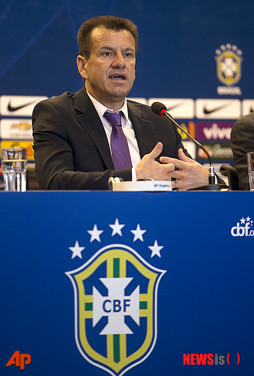 【리우 데 자니에루(브라질)=AP/뉴시스】카를로스 둥가 신임 브라질 대표팀 감독은 19일(한국시간) 브라질 리우 데 자네이루에서 기자회견을 갖고 오는 9월로 예정된 콜롬비아, 에콰도르와의 평가전에 나설 대표팀 명단을 발표했다.&nbsp;&nbsp;&nbsp; 2014브라질월드컵 4강 멤버 중 공격수 네이마르(FC바르셀로나), 헐크(제니트), 수비수 다비드 루이스(파리 생제르맹), 마이콘(AS로마), 미드필더 하미레스, 오스카, 윌리안(이상 첼시) 등 10명만 살아남았다.